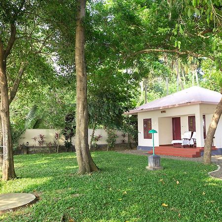 קומרקום Illikkalam Lakeside Cottages מראה חיצוני תמונה