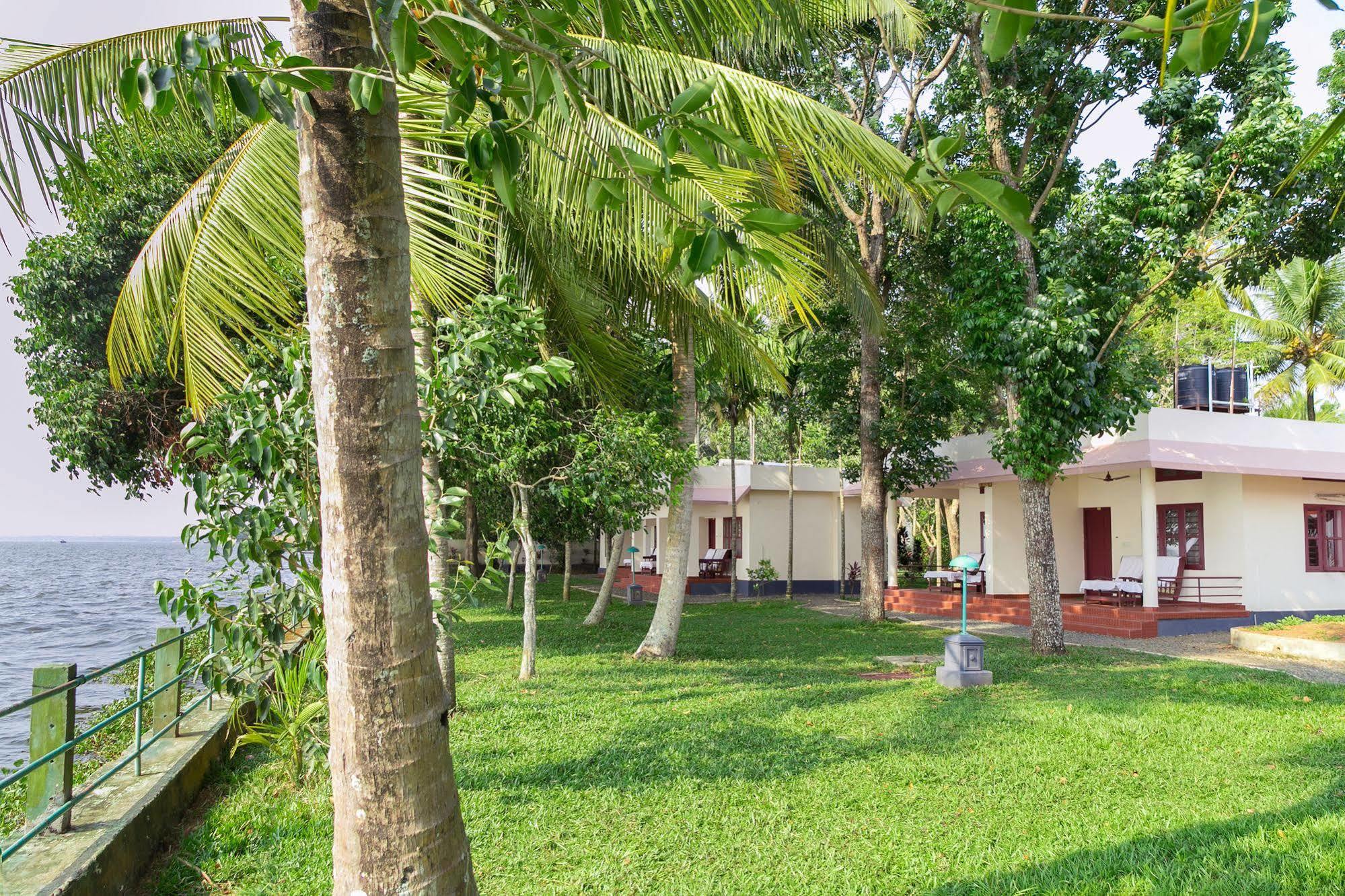 קומרקום Illikkalam Lakeside Cottages מראה חיצוני תמונה