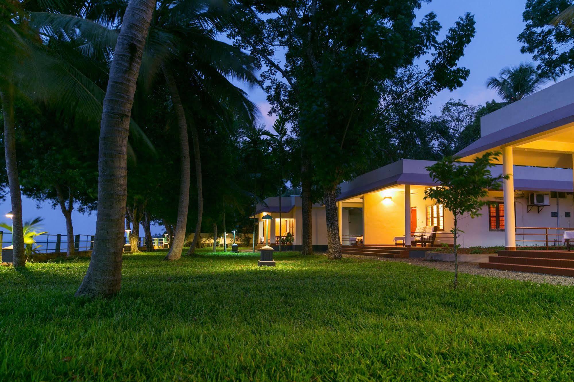 קומרקום Illikkalam Lakeside Cottages מראה חיצוני תמונה