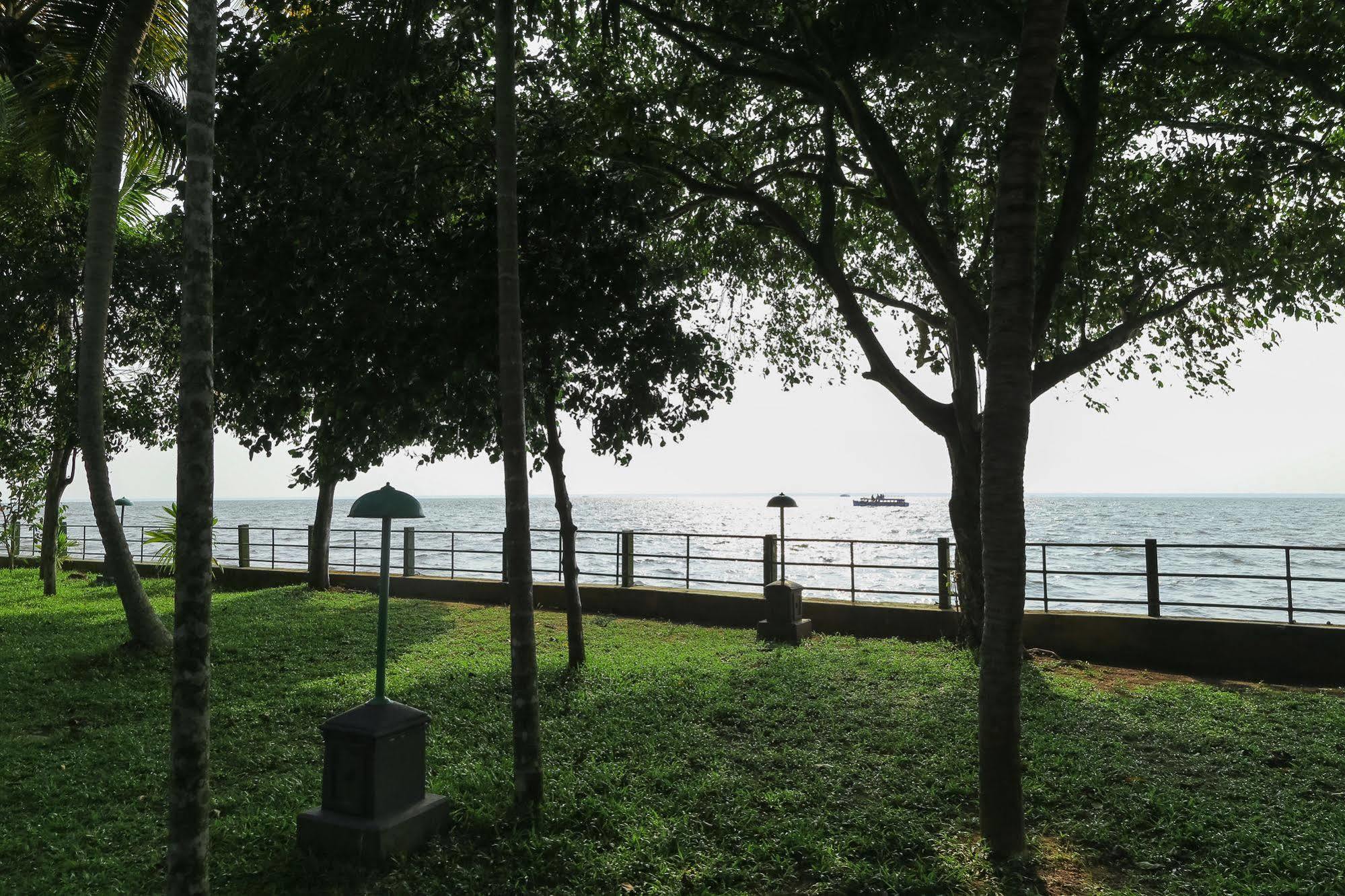 קומרקום Illikkalam Lakeside Cottages מראה חיצוני תמונה